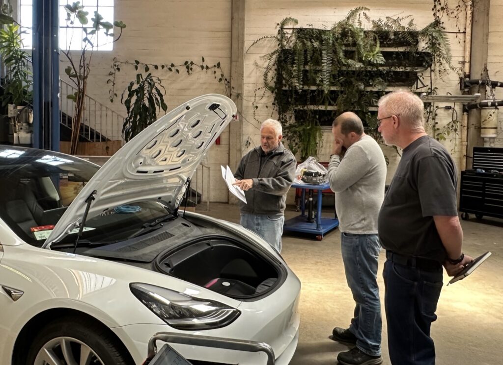 Earthling Automotive Forges Ahead with Electric Vehicle Technician Training Programs to Build the Next Generation of EV Technicians